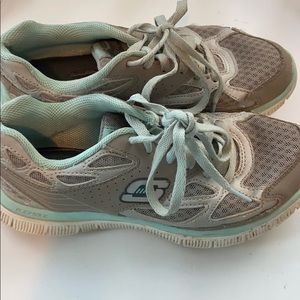 SKETCHERS tennis shoe